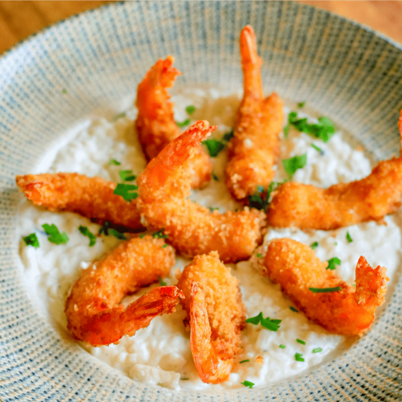CAMARÃO CROCANTE COM ARROZ DE QUATRO QUEIJOS