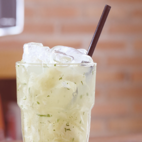 Caipirinha de Abacaxi com limão 