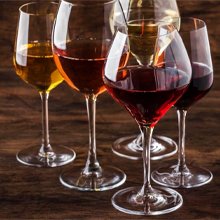 Vinhos servidos em taça