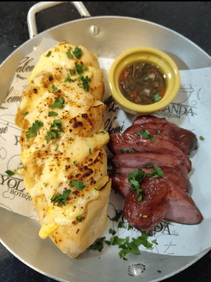 Pão de alho com linguiça toscana defumada.