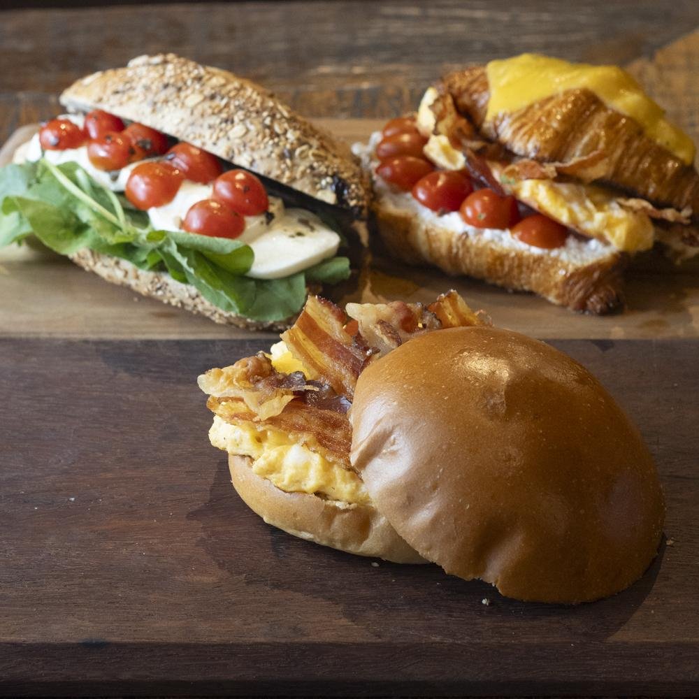 SANDUÍCHES E LANCHES