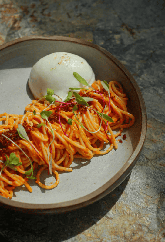 Spaghettii ao Pesto Rosso e Burrata