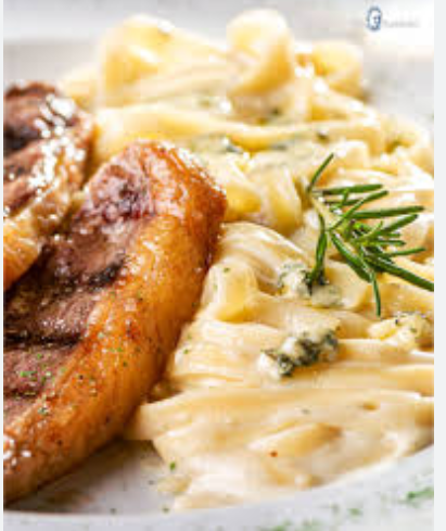 FETTUCCINE AO MOLHO DE QUEIJOS COM FRALDINHA.