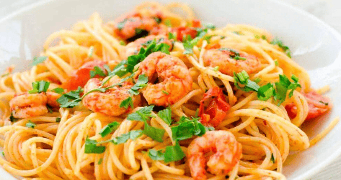 ESPAGUETE COM CAMARÃO AO MOLHO DE TOMATE.