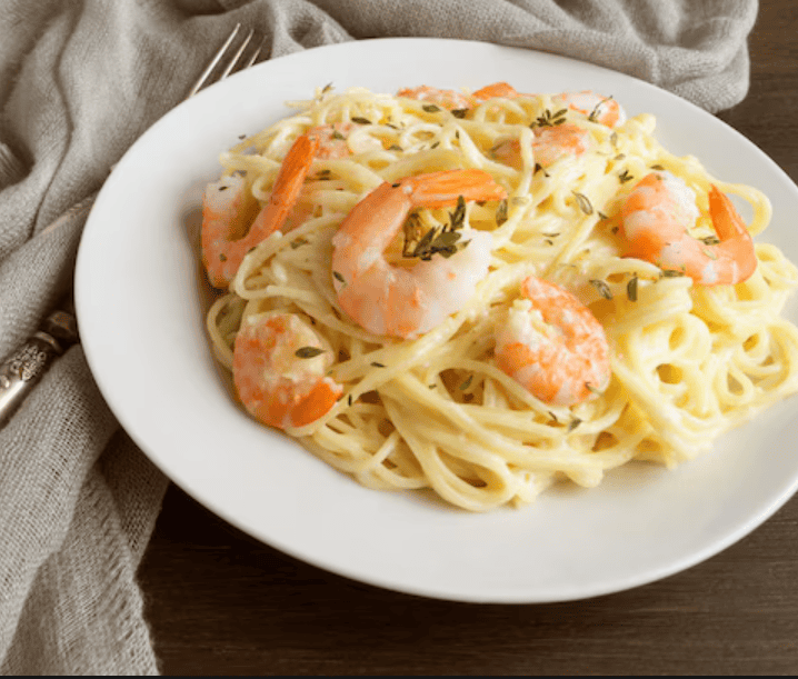 ESPAGUETE ALFREDO COM CAMARÃO 