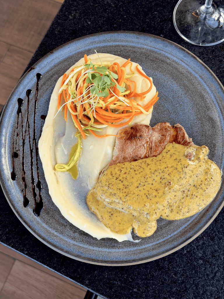 Copa lombo Duroc  com Purê de Batata-Doce e Fios de Legumes