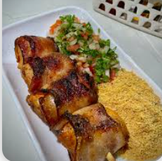 ESPETINHO DE FRANGO COM BACON 